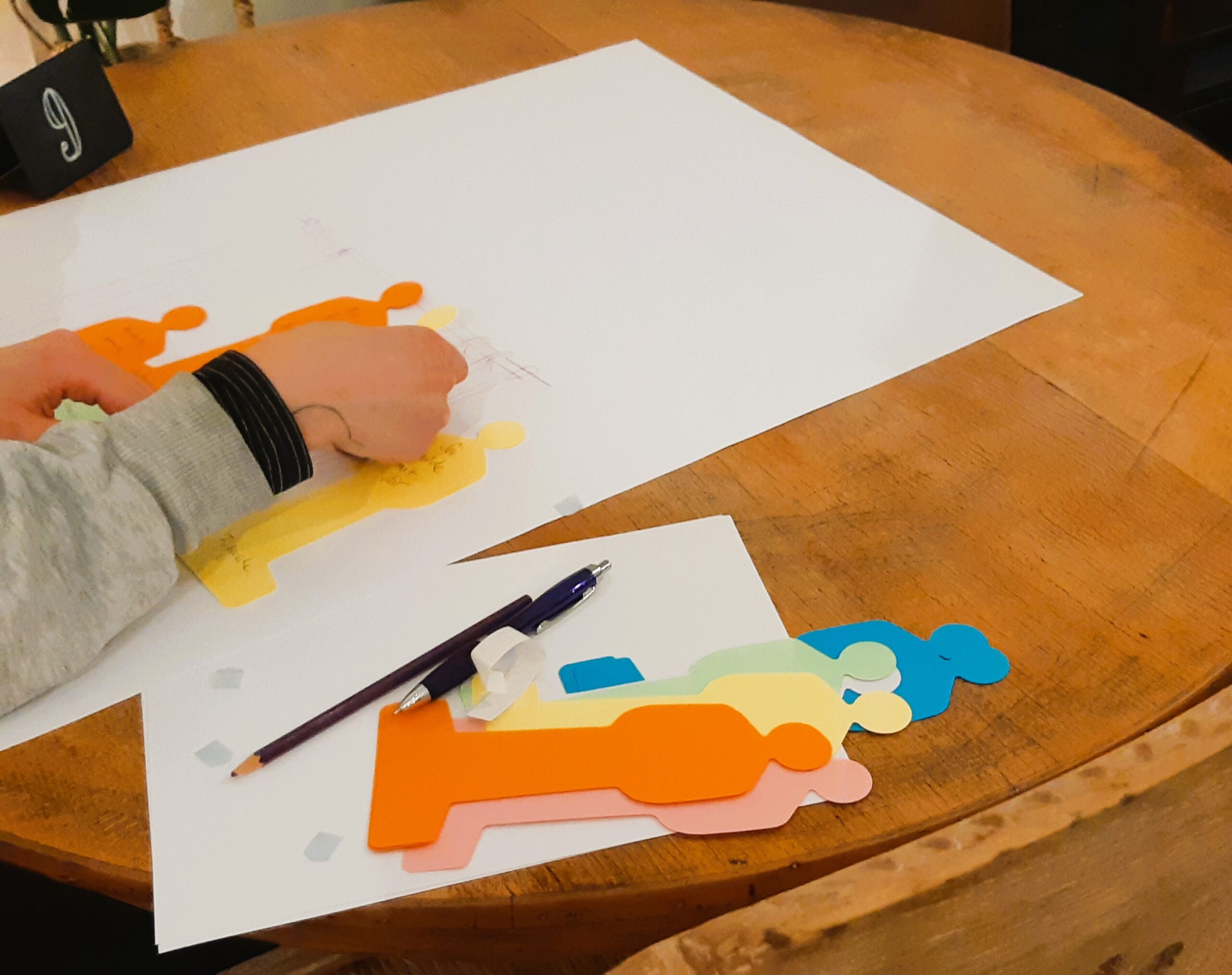 Date Yourself Beispiel Tisch mit Figurenkarten